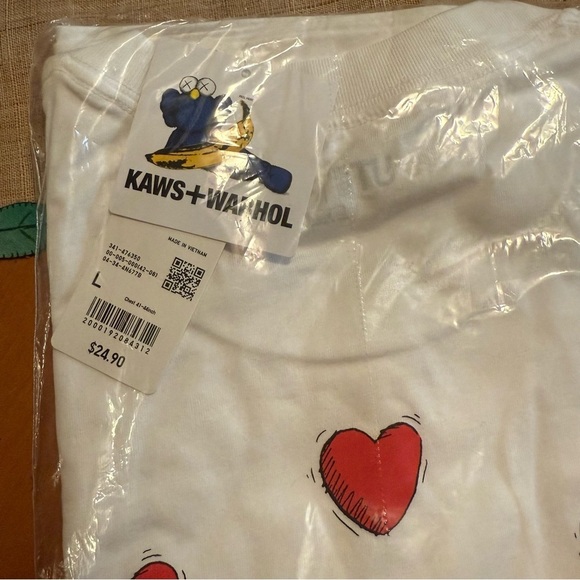 New In Bag Uniqlo KAWS Warhol UT Graphic T-Shirt Sz L Hearts Lips Unisex - Picture 5 of 6
